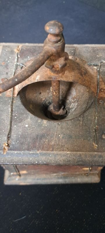 Molino de café en madera con mecanismo de molienda - imagen 2