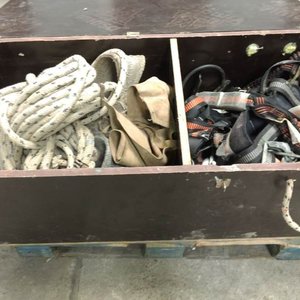 Lote anterior: Cajón con Cuerdas y Arneses Varios