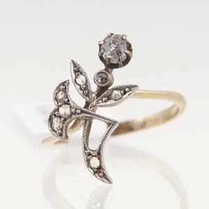 Lote siguiente: Anillo de Oro 18k con Brillante y Diamantes