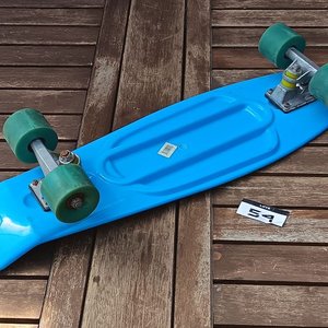 Skate tipo cruiser de plástico color celeste, con cuatro ruedas y ejes metálicos; usado. - imagen 6