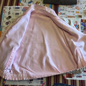 Conjunto de Ropa: Campera Floral Reversible, Pantalón Gris y Chal Tejido - imagen 6