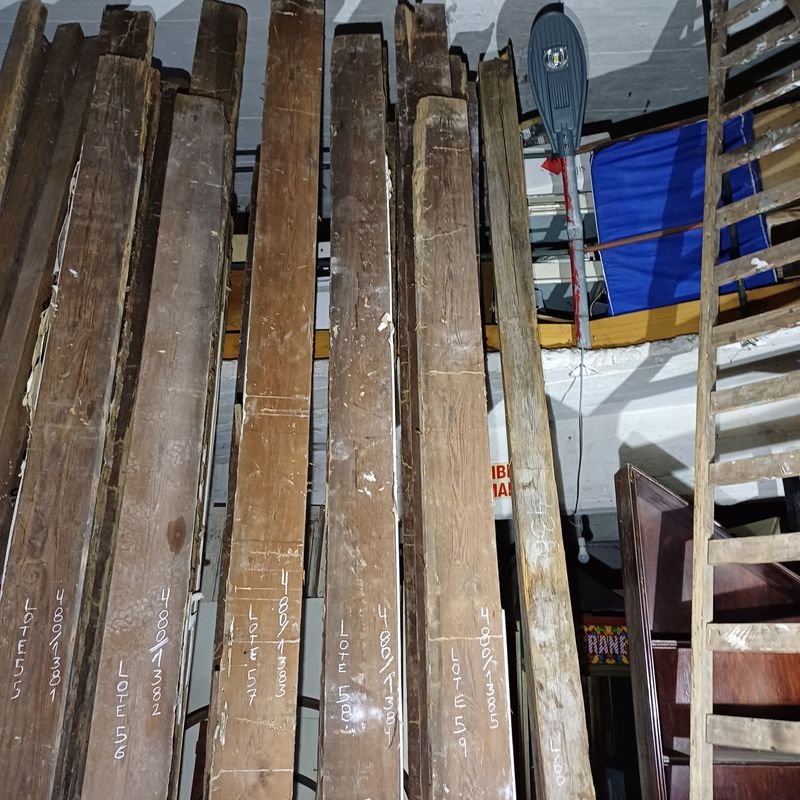 Seis tirantes de pinotea con rastros de polilla para decoración - imagen 3