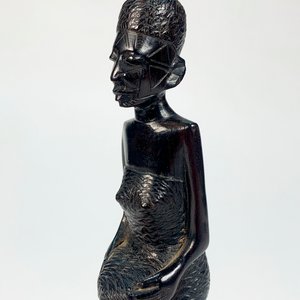 Talla en Madera Dama Africana con Canastos - 22 cm - imagen 2