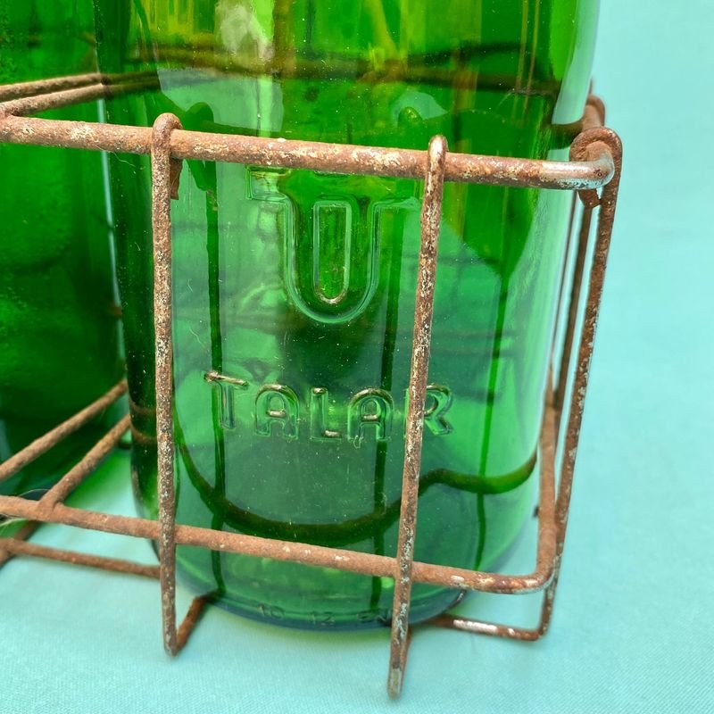Vendedor de botellas de vidrio verde con tapas metálicas - imagen 5