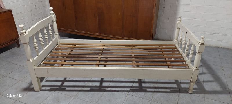 Lote siguiente: Cama de madera antigua con estructura clásica
