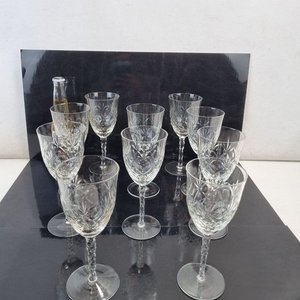 L 275 - 10 Piezas - Importante juego de 10 copas en cristal de diseño tallado con base circular, para agua o vino - imagen 2
