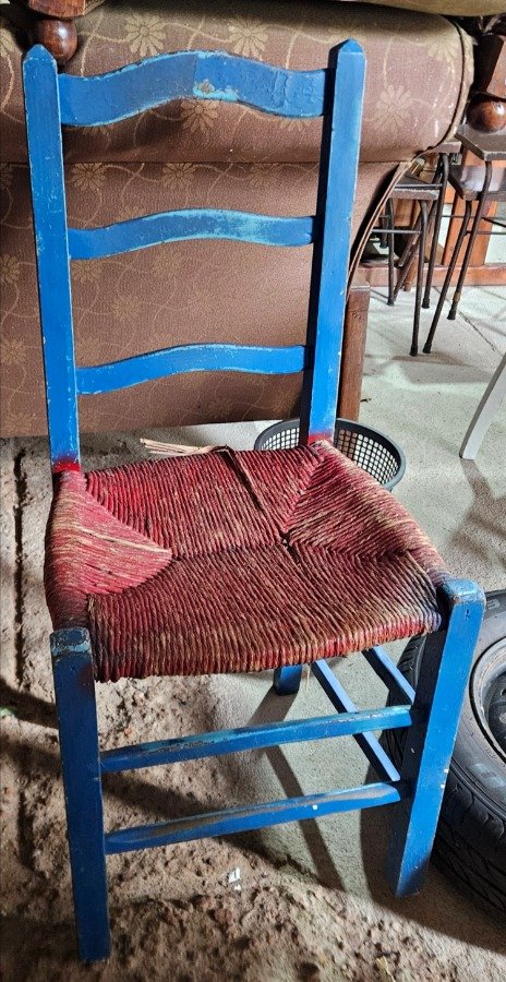 Silla antigua firme sana ideal restaurar