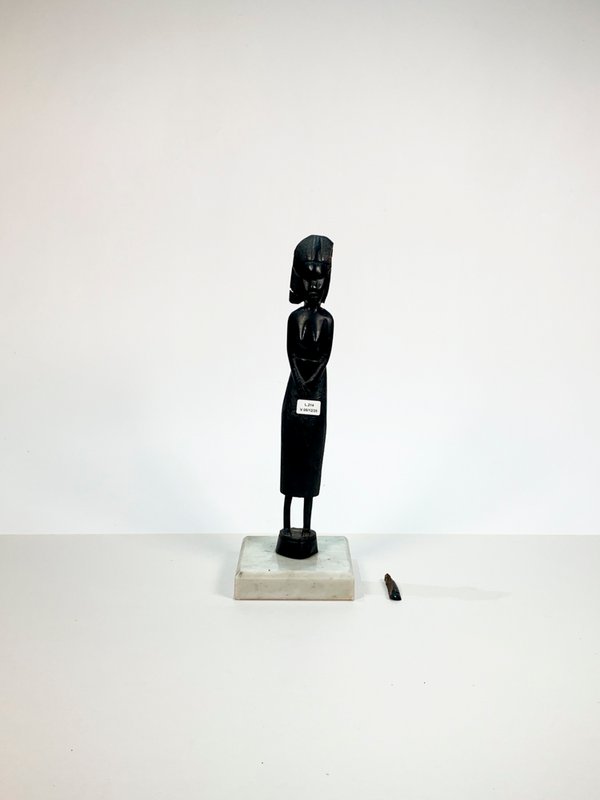 Escultura de madera africana con torso desnudo - imagen 1
