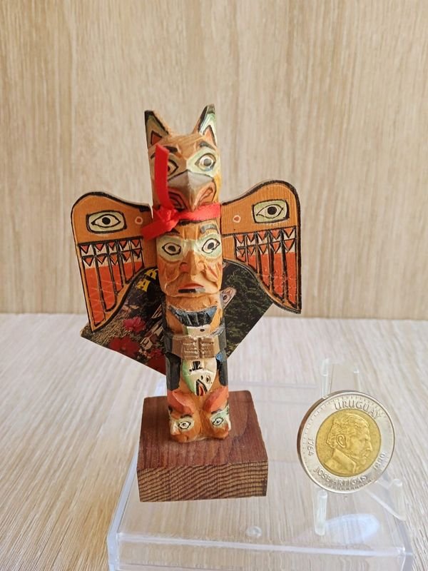 Lote siguiente: Tótem en miniatura tallado por artista nativo americano