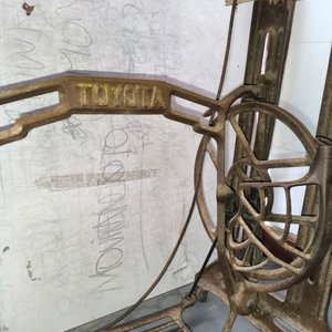 Máquina de Coser Singer Antigua con Pie Toyota Metálico - imagen 3