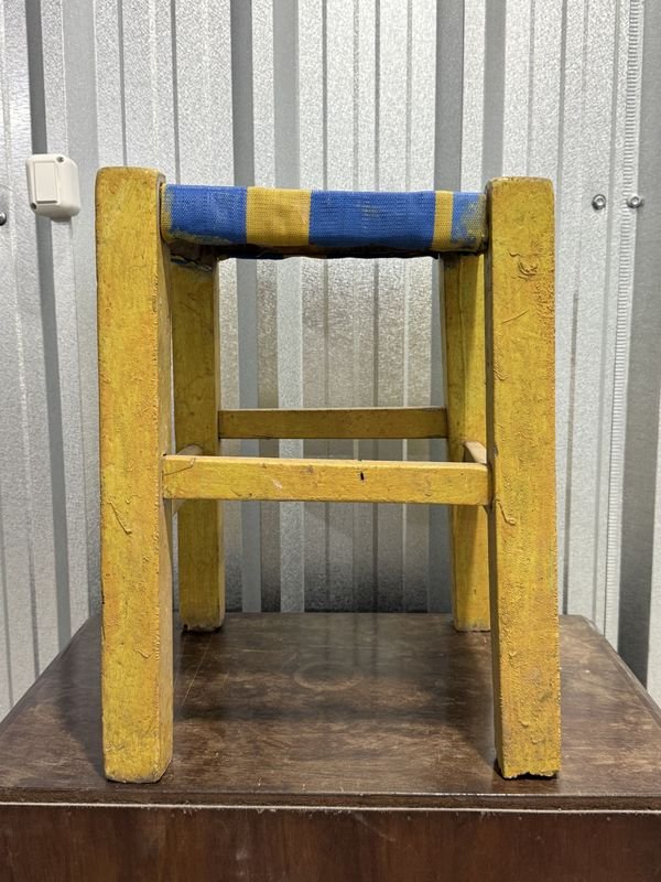 Banco de Madera Amarillo y Azul con Asiento de Malla