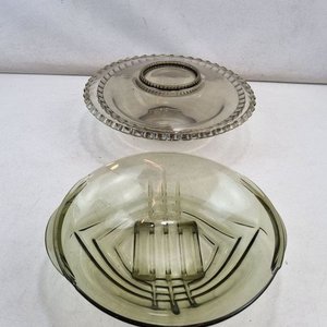 Lote siguiente: Juego de 2 Fuentes de Vidrio Gris Decoradas