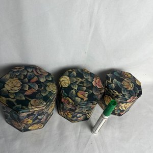 Juego de 3 Latas Octogonales Antiguas Decoradas con Flores y Mariposas - imagen 2