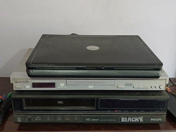 Lote de VHS, DVD y Computadora Dell Usada