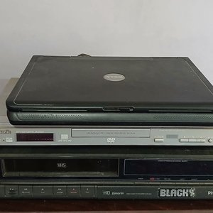 Lote anterior: Lote de VHS, DVD y Computadora Dell Usada