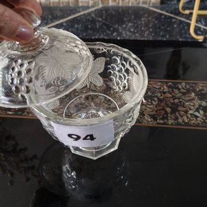 Caramelera Antigua de Vidrio con Tapa y Diseño de Uvas - imagen 2