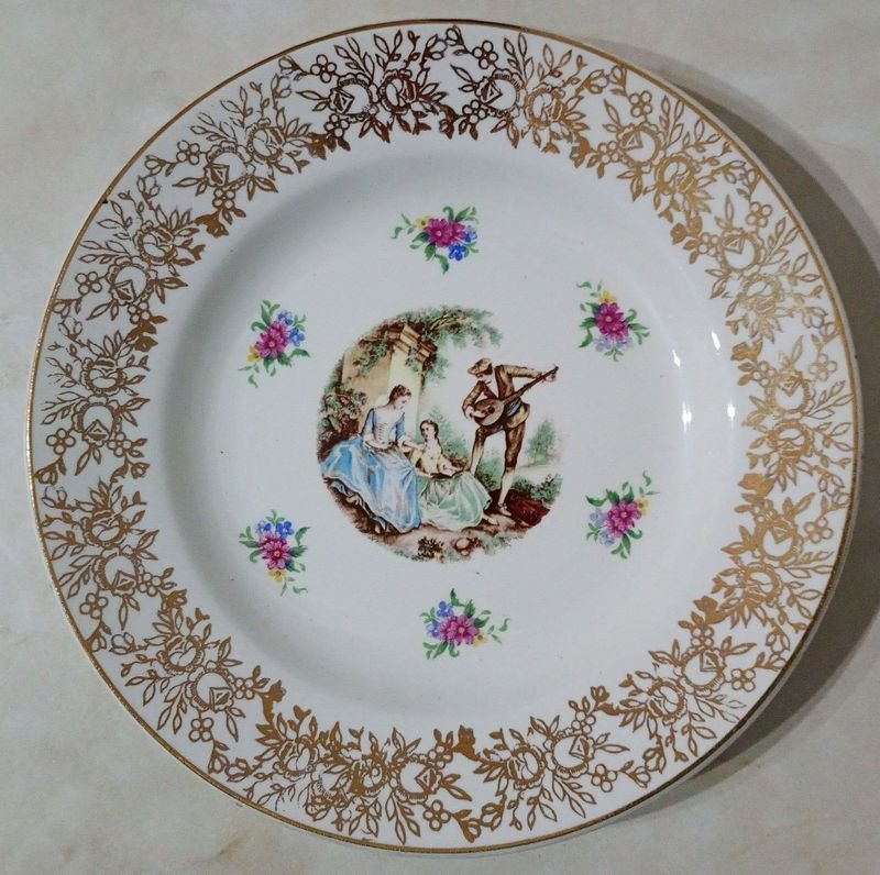Plato de Porcelana Vintage Boch Frères La Louvière Escena Galante con Bordes Dorados