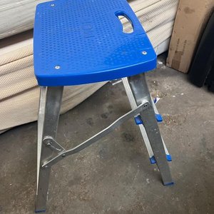 Escalera Plegable Metálica con Plataforma Azul y Asa - imagen 2