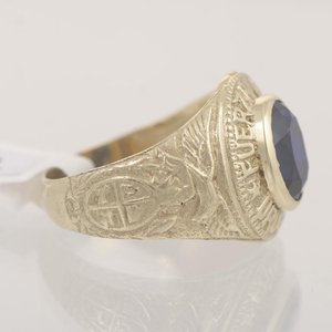 Anillo de Oro 18k con Piedra Azul y Grabados - imagen 2