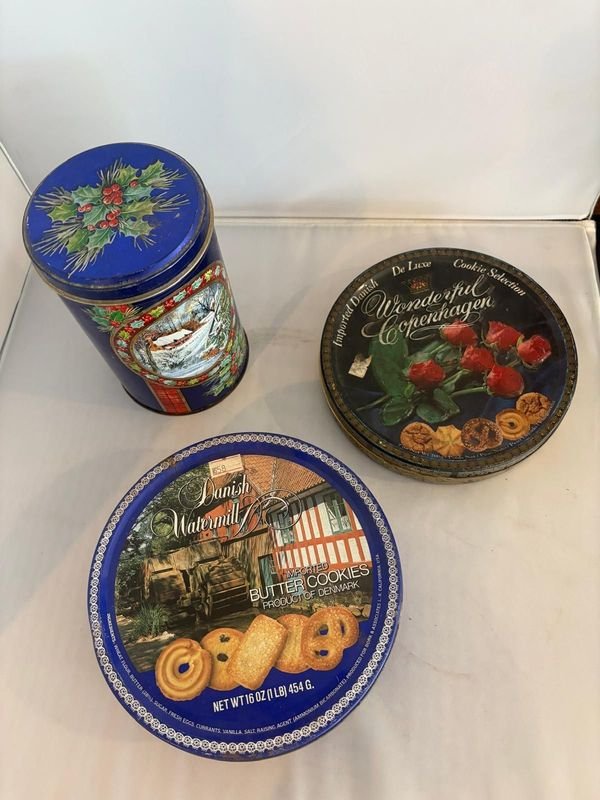 Lote siguiente: Tres latas de galletas en perfecto estado