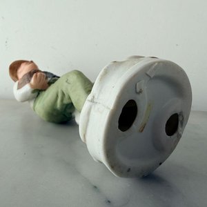 Estatua de Porcelana Bisque: Anciano Granjero con Cesta de Manzanas - imagen 3