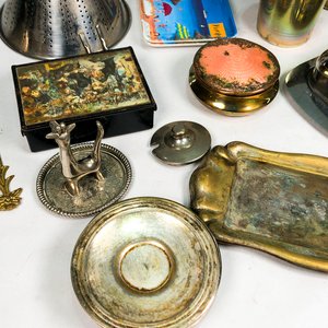 Lote de Utensilios y Decoración Metálica: Colador, Hielera, Bandejas y Más - imagen 5