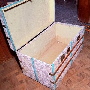 Antiguo Baúl Tapizado con Estampado Floral y Detalles en Madera - imagen 10