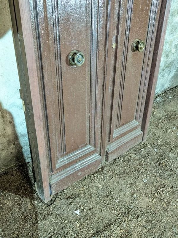 Puerta antigua de cedro con diseño de dos hojas y marco - imagen 5
