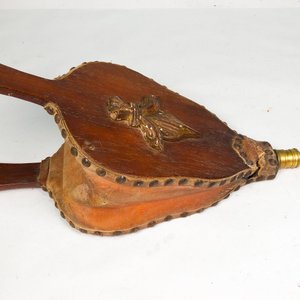 Soplador de Madera y Cuero con Apliques de Bronce - imagen 3