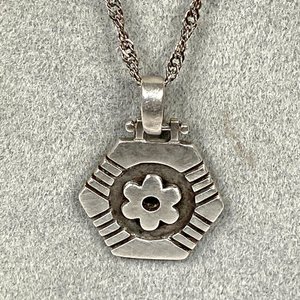 Cadena de Plata con Colgante Hexagonal y Flor - imagen 3