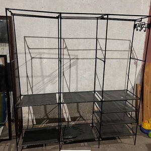 Ropero Organizador Metálico Negro con Estantes - imagen 4
