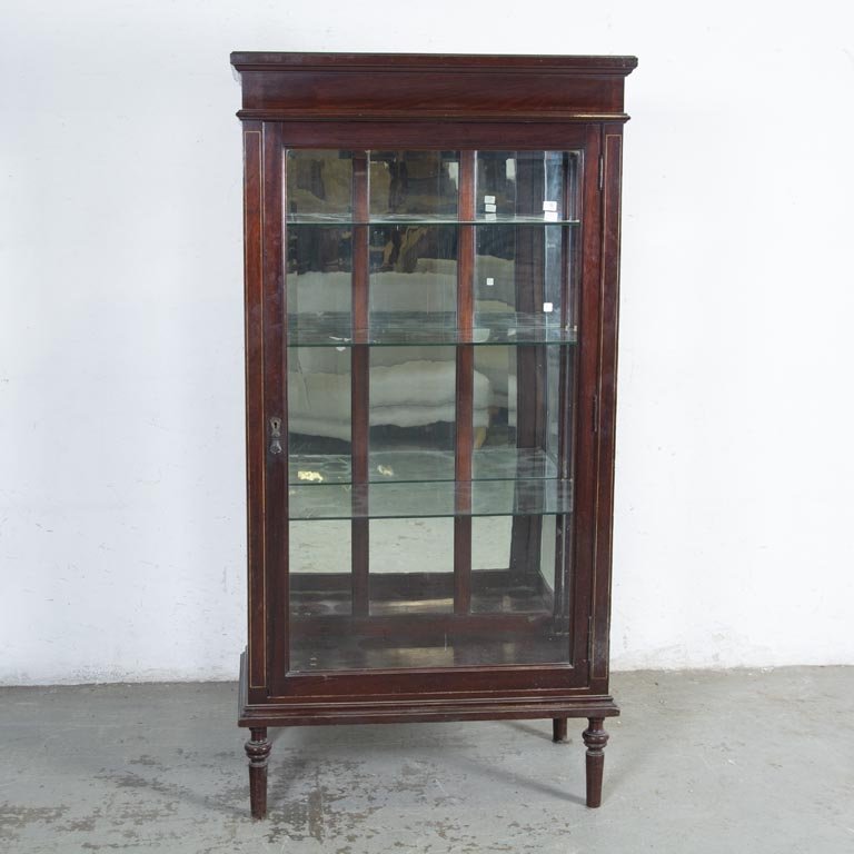 Vitrina Inglesa Antigua con Vidrios Biselados y Fondo Espejado