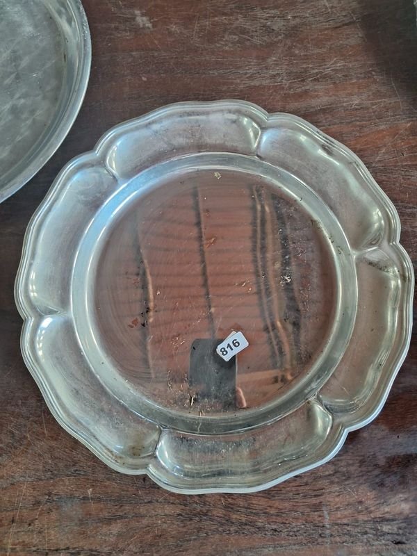 Lote siguiente: Plato circular con diseño floral de plata