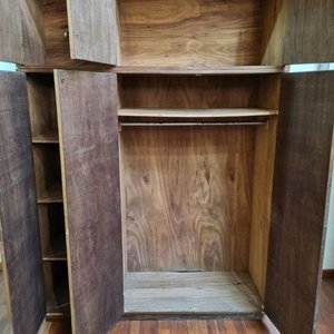 Amplio Roperro de Madera con Mueble Aéreo Superior - imagen 2