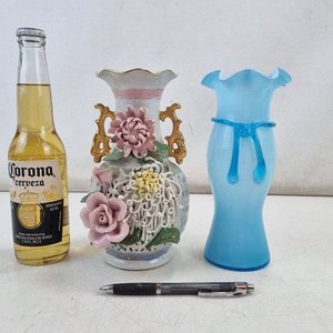 L 061 - 2 Piezas - Par de floreros decorativos, uno en fina porcelana china con relieve floral y calado, y otro en vidrio opalescente color celeste con detalles aplicados - imagen 2