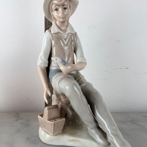 Lote anterior: Figura de Porcelana Valenciana Casades: Joven Vendedor con Pescado y Pajarito