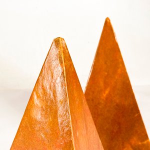 Dos Piezas Decorativas Piramidales en Bronce - imagen 2