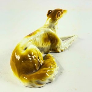 Figura de Perro Borzoi en Porcelana Blanca y Miel - imagen 2