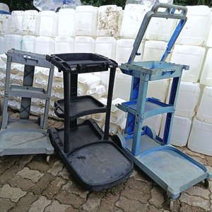 4 Carros Auxiliares de Limpieza de tres Estantantes con ruedas - Se venden a la Vista con Faltantes y Detalles de Uso - Ideal para repuesto - imagen 4