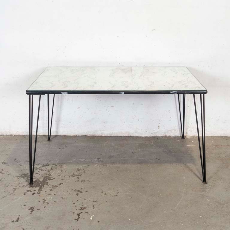 Lote siguiente: Mesa de comedor con base de hierro y tapa de madera melamínica