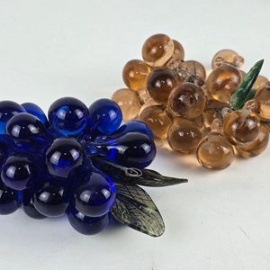 Centro de Mesa de Cristal con Racimos de Uvas Decorativas en Vidrio Azul y Ámbar - imagen 4