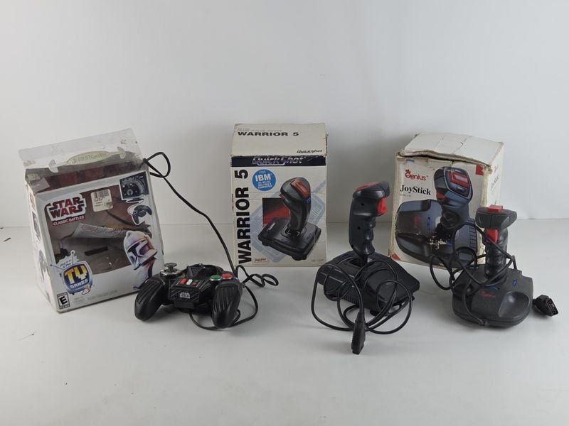 Controles de videojuegos en caja, excelente condición