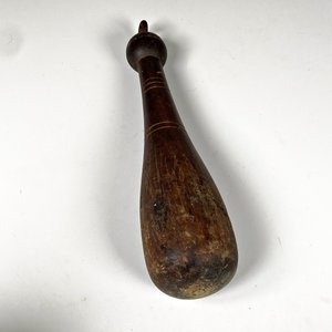 Mortero de Madera con Mano y Pluma Fuente Negra - imagen 3
