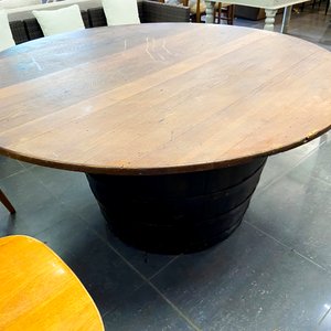 Lote siguiente: Mesa Redonda Rústica con Base de Barril de Madera