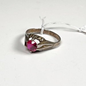Anillo de Plata con Piedra Roja Estilo Clásico - imagen 1