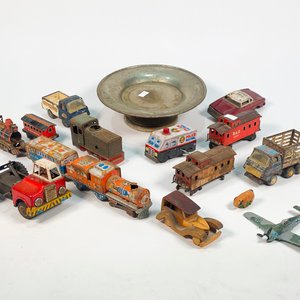 Lote de 14 piezas: Autitos de chapa y madera, trenes, avión y centro de metal - imagen 1