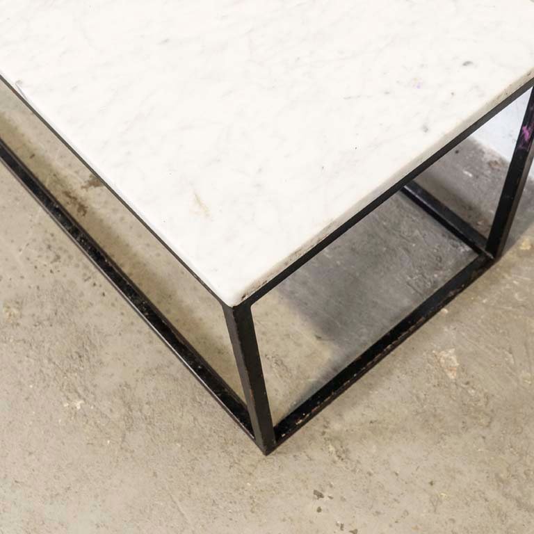 Mesa de living con tapa de mármol y base de caño metálico - imagen 2