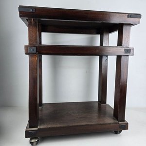 Mesa Auxiliar Rodante de Madera Oscura con Detalles en Hierro - imagen 2