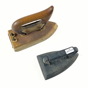 Dos Planchas Antiguas de Hierro con Asas de Madera - imagen 2