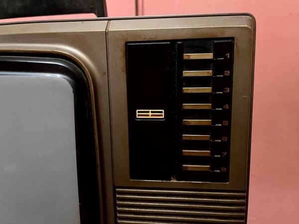 Antiguo Televisor Hitachi Modelo CPT-1411 en Mueble de Madera Rustica - imagen 3